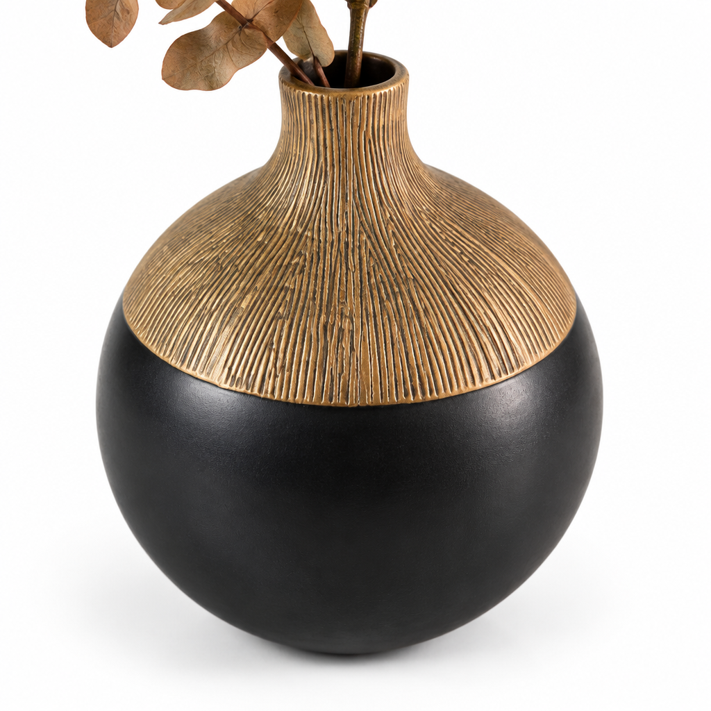 Black and gold vase close-detail photo